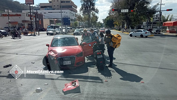 Motociclista repartidor resulta herido al chocar contra un carro